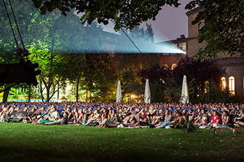 Freiluftkino Kreuzberg Publikum guckt Film