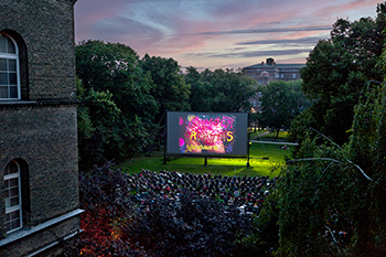 Freiluftkino Kreuzberg Vorführraum Leinwand