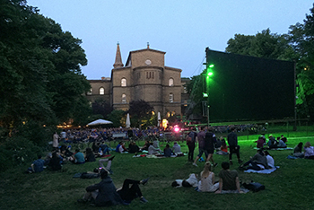 Freiluftkino Kreuzberg Blick aussen Filmbeginn