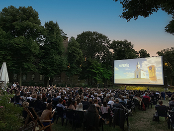 Freiluftkino Kreuzberg Leinwand ausverkauft